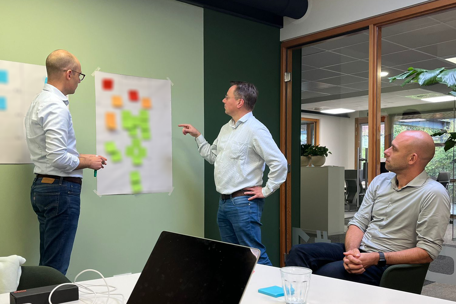 Michiel Kox werkt OKR-prioriteiten uit op een whiteboard